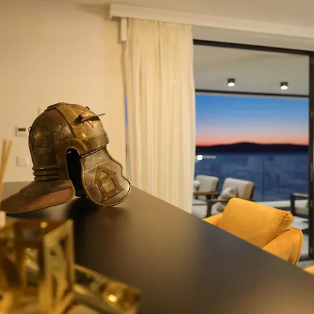 Διαμέρισμα 8 *