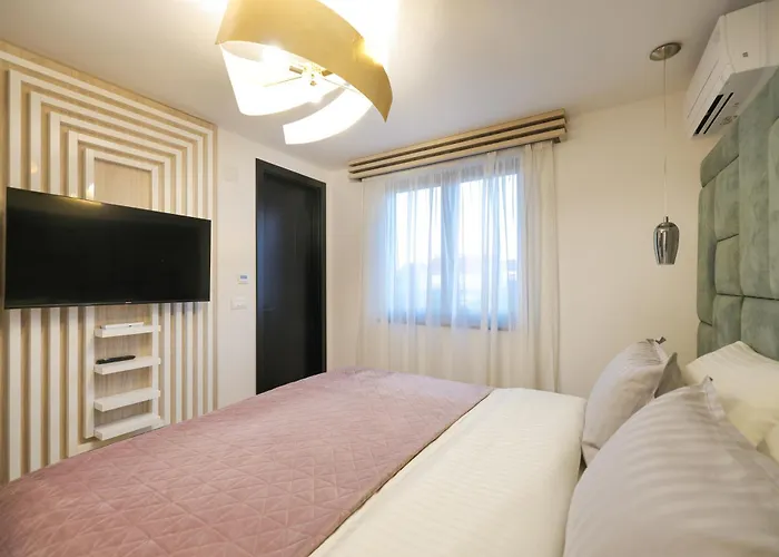 8 Διαμέρισμα *